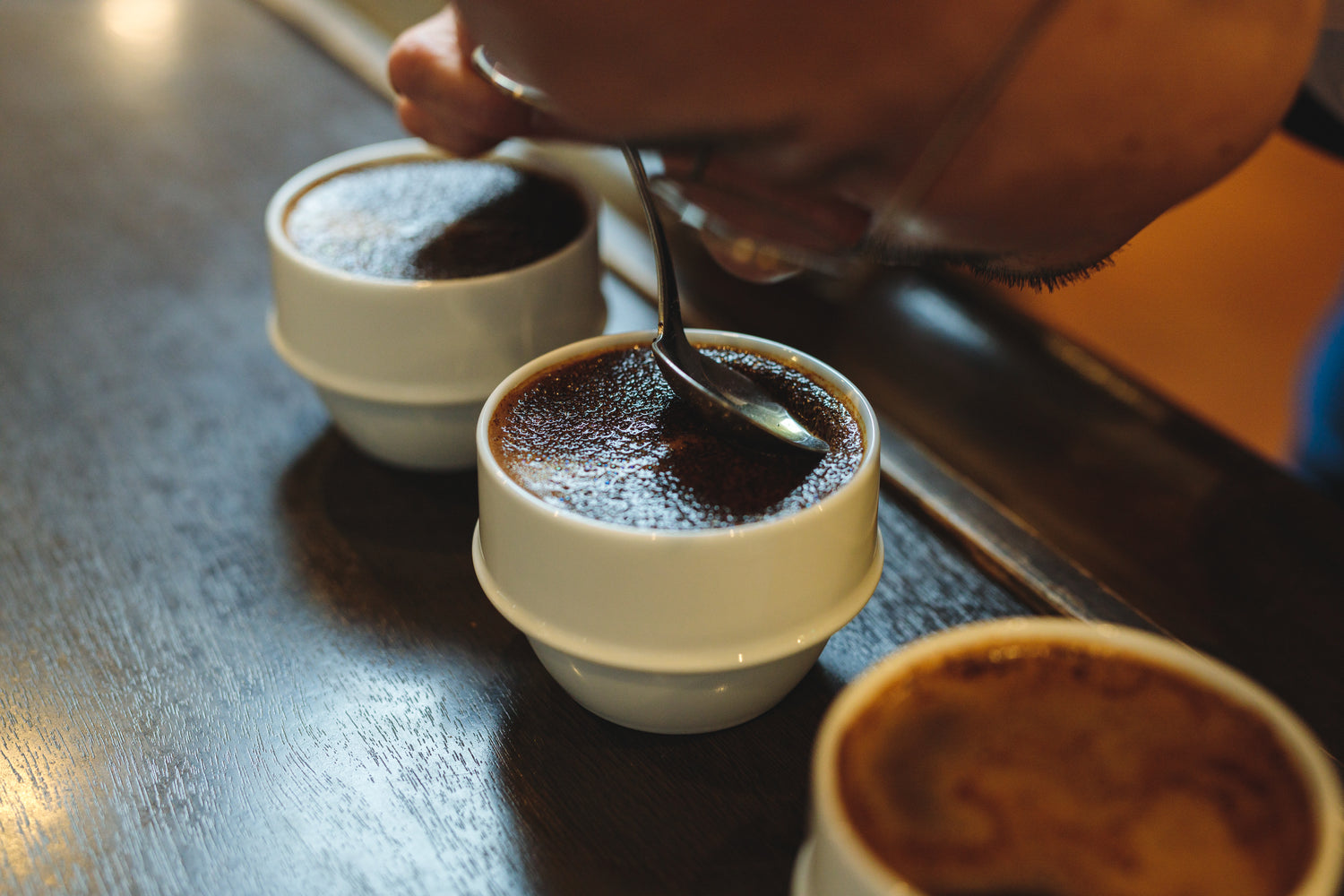 Cupping Testsとは、コーヒー豆の量や焙煎度合い、抽出方法などの条件を揃えてコーヒーをテイスティングして官能評価を行う方法です。FlavorやAcidity、After tasteなどの10項目でコーヒー豆の品質や特徴を総合的に判断します。